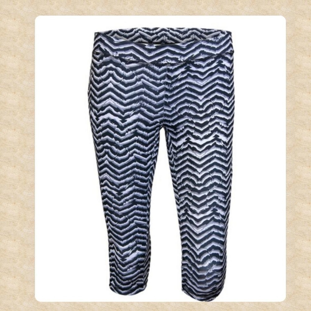 NWOT Soffee Chevron Active Capris